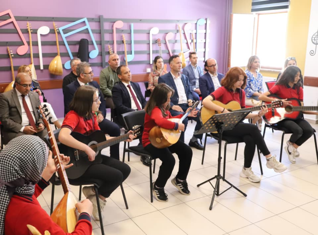 Isparta'da müzik atölyesinin açılışını gerçekleştirdi