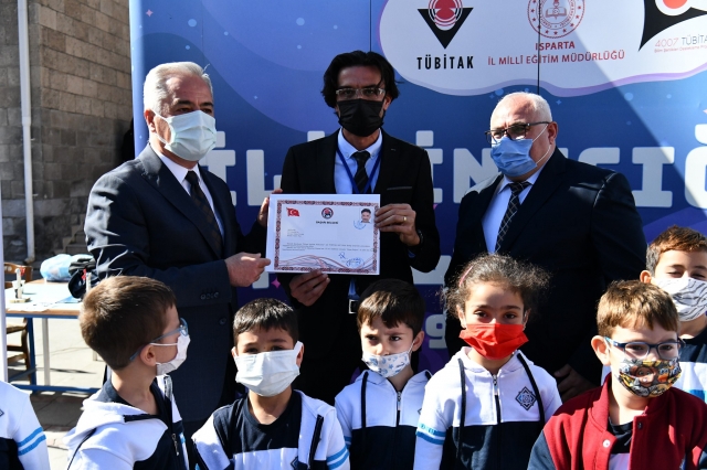  Isparta'da öğrenciler bilimle buluşturuyor