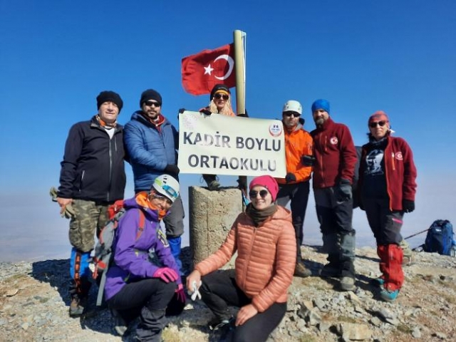 ISPARTA'DA ÖĞRETMENLERİ CUMHURİYETİ ZİRVETE KUTLADI