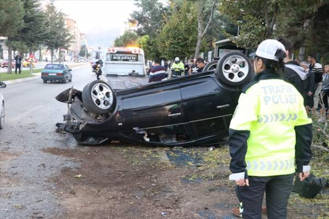 Isparta'da otomobil ağaca çarptı: 1 yaralı