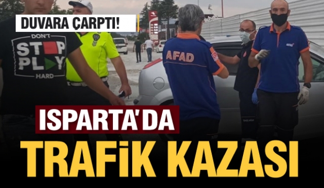 Isparta'da otomobil duvara çarptı: 2 yaralı