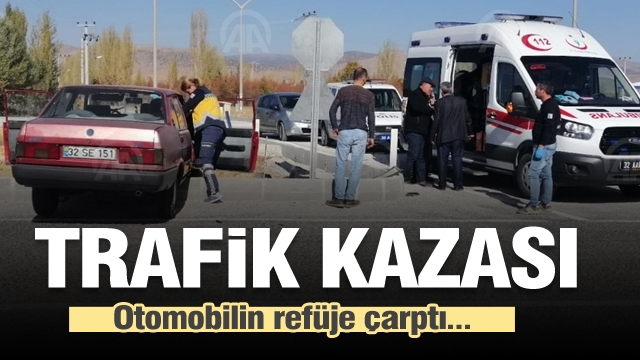 Isparta'da otomobil refüje çarptı: 2 yaralı