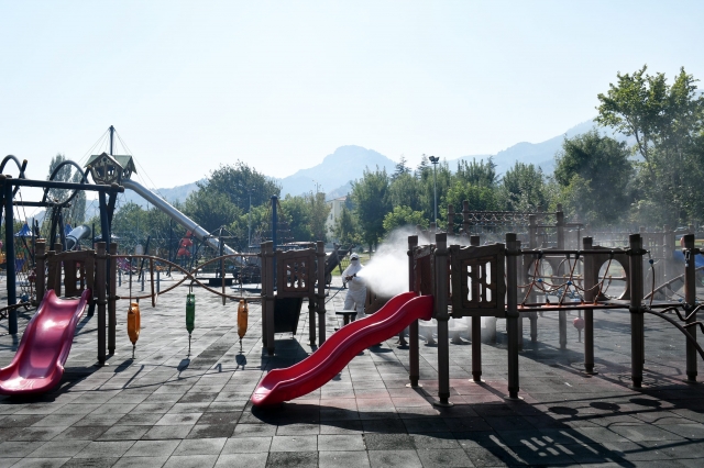 Isparta'da Parklar ve çocuk oyun alanlarında dezenfekte ve temizlik
