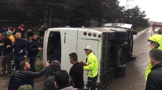 Isparta'da Servis Midibüsü Kaza Yaptı: 17 Yaralı