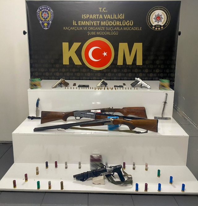 ISPARTA'DA SİLAH KAÇAKÇILIĞI OPERASYONU: 3 TABANCA VE 4 AV TÜFEĞİ ELE GEÇİRİLDİ