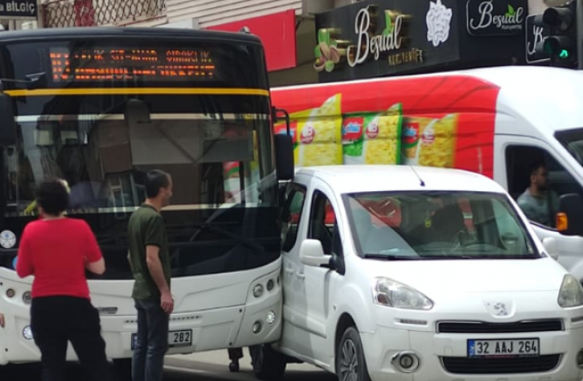 ISPARTA'DA SÜRÜCÜLER DİKKAT! YOĞUN TRAFİK KAZALARA NEDEN OLDU!