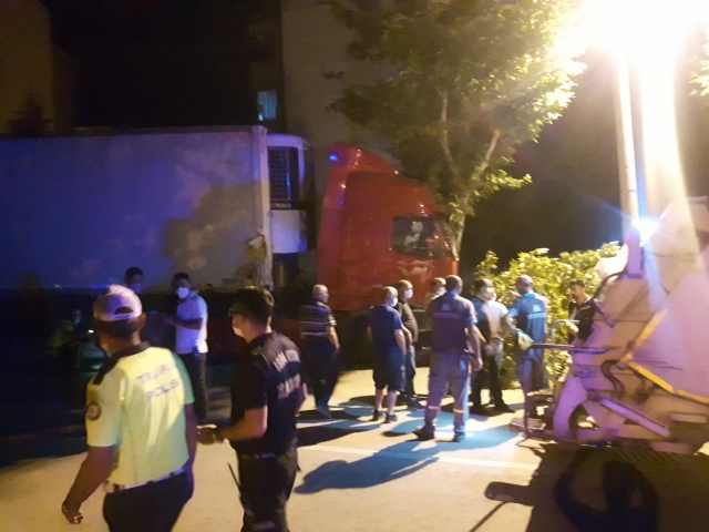 ISPARTA'DA TRAFİK KAZASI TIR AĞACA ÇARPTI