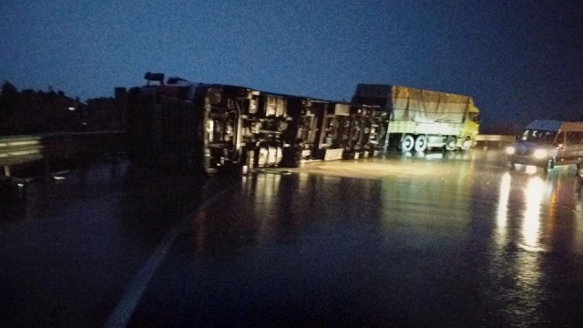 Isparta'da trafik kazası! Tır yan yattı