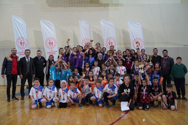 Isparta'da üzenlenen Okul Sporları Badminton İl Birinciliği müsabakaları sona erdi