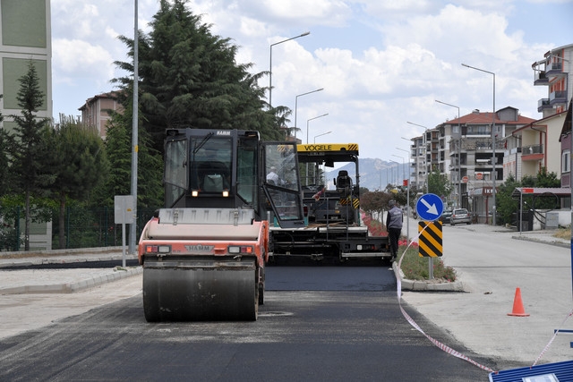 Isparta'da yağmur suyu hat çalışmalarını ve asfaltlama çalışmaları sürüyor