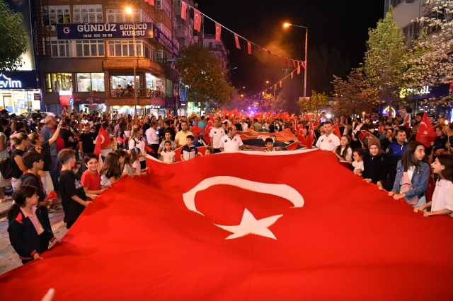 Isparta'da Zafer Bayramı Resepsiyonu ve Fener Alayı Düzenlendi