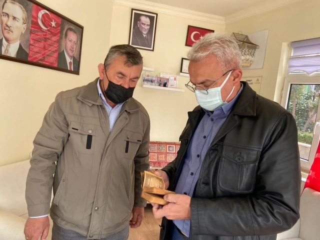 Isparta'daki 70 yıllık küçük boy Kur’an-ı Kerim müzeye hediye edildi