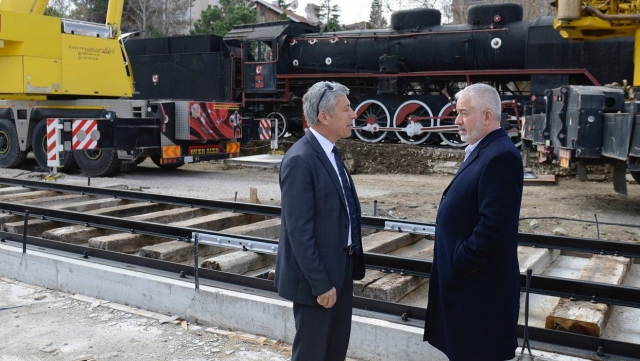 Isparta'daki Millet Bahçesi'nde Buharlı Kara Tren Lokomotifi 15 Metre Geriye Alındı