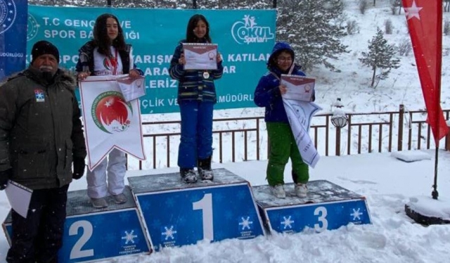 Isparta'dan Okul Sporları Snowboard Şampiyonasında Zehra Asel Ocaktan ve Doğulan Özan'a Başarı Ödülü