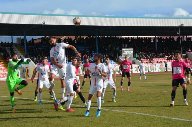 ISPARTASPOR İLK YARIDA ZİRVE MÜCADELESİ VERDİ