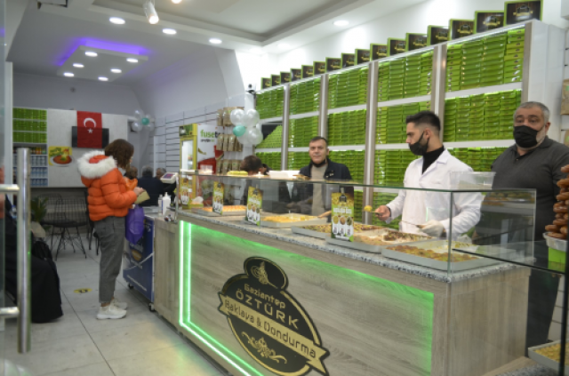 Isparta'ya müjde! Gaziantep Öztürk Baklava Açıldı