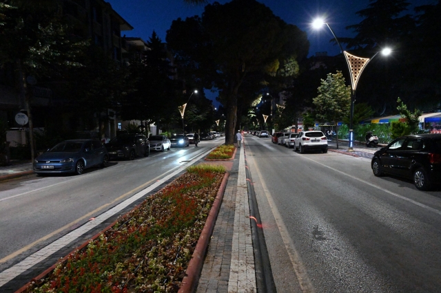 İstasyon Caddesi yeni yüzüyle kent estetiğine değer katıyor