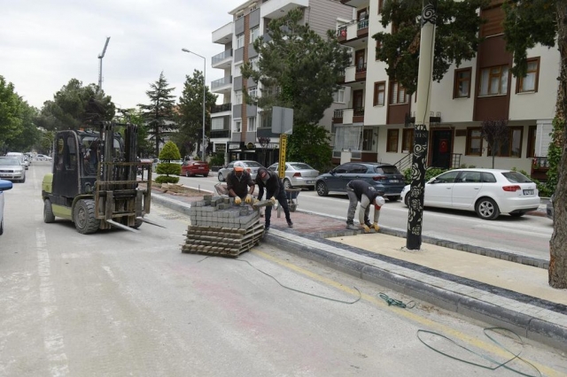 İstasyon Caddesi'nde Kaldırım Yenileme Çalışmaları Devam Ediyor