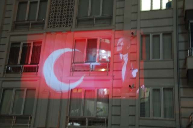 İstiklal Marşı 23 Nisan coşkusuyla balkonlardan seslendirildi