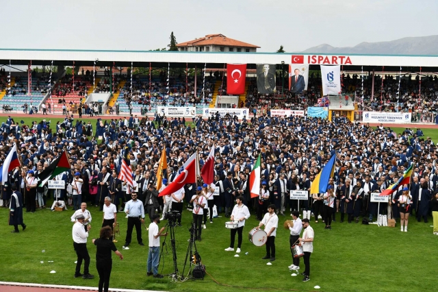 ISUBÜ, Coşkulu Bir Mezuniyet Töreniyle Öğrencilerini Uğurladı