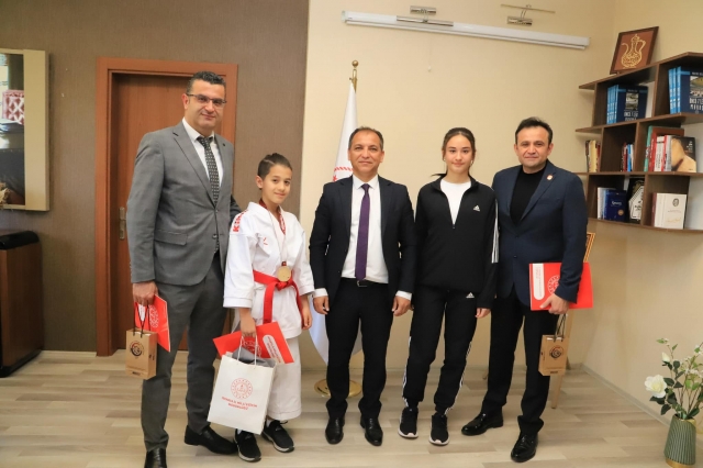 IYAŞ Selçuklu Ortaokulu Öğrencisi Melih Tarık Naimoğlu, Türkiye Karate Şampiyonasında Şampiyon Oldu