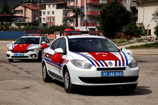 Jandarma çocukların balkondaki 23 Nisan kutlamasına eşlik etti