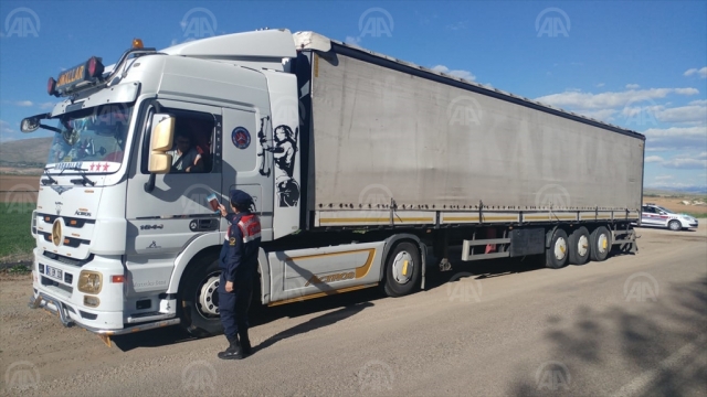 Jandarma sürücülere yaya öncelikli uygulamayı anlattı