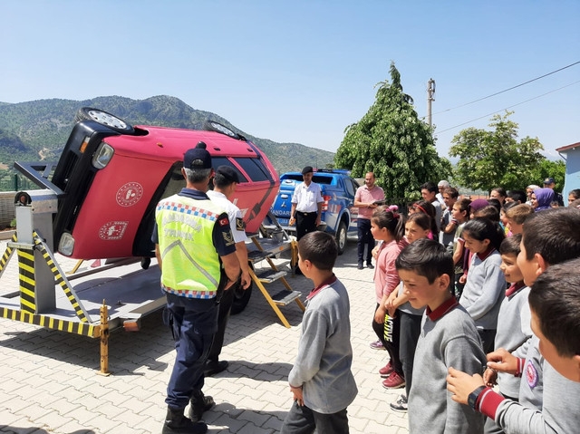 Jandarma Tarafından Ortaokul ve İlkokul Öğrencilerine Trafik Eğitimi Verildi