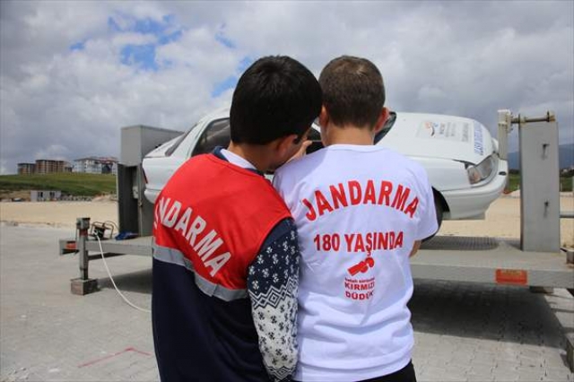 Jandarmadan uçurtma şenliği