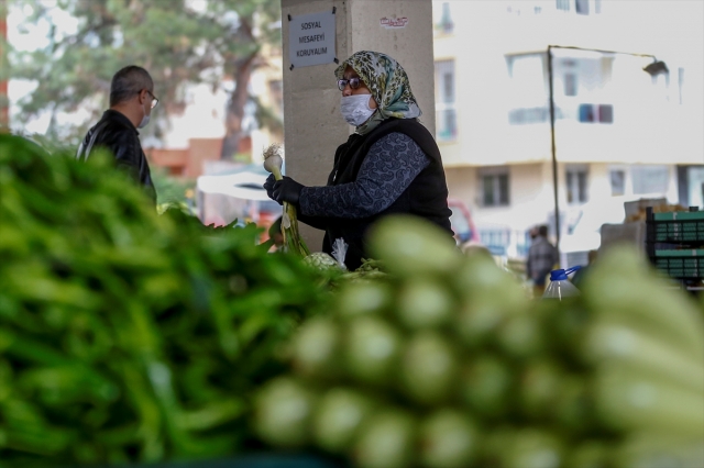  
"Kadın için daha zor" olsa da pazarcılıkla 25 yıldır ailesini geçindiriyor