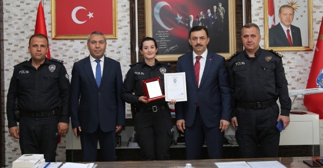 "Kahraman polis"e başarı belgesi ve plaket