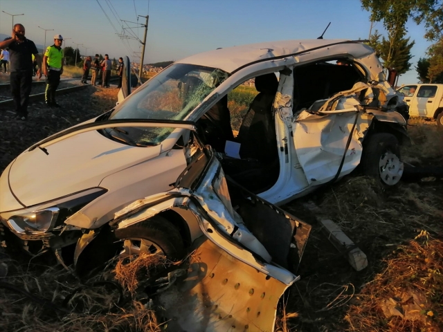Kahramanmaraş'ta otomobilin yük trenine çarpması sonucu 2 kişi yaralandı