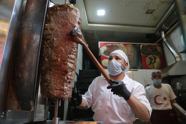  Kahramanmaraş'ta restoran ve kafeler aylar sonra müşteri kabul etmeye başladı
