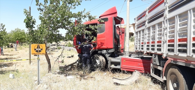 Kahramanmaraş'ta trenin çarptığı tırın sürücüsü öldü