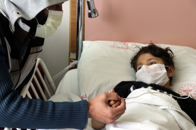 Kalp hastası Suriyeli küçük Rabi Türkiye'de şifa bulacak