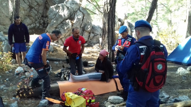 Kampta ayağı kırılan Ukraynalı turist helikopterle kurtarıldı 