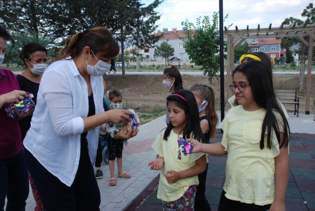 Karamanlı'da çocuklar için maske dikildi