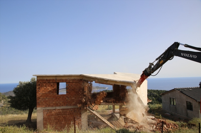 Kaş'ta kaçak yapıların yıkımına başlandı