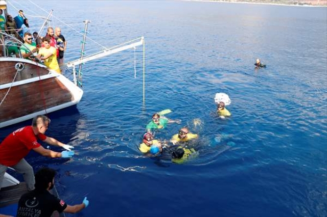 Kaş'ta serbest dalış ve paletli yüzme şenliği