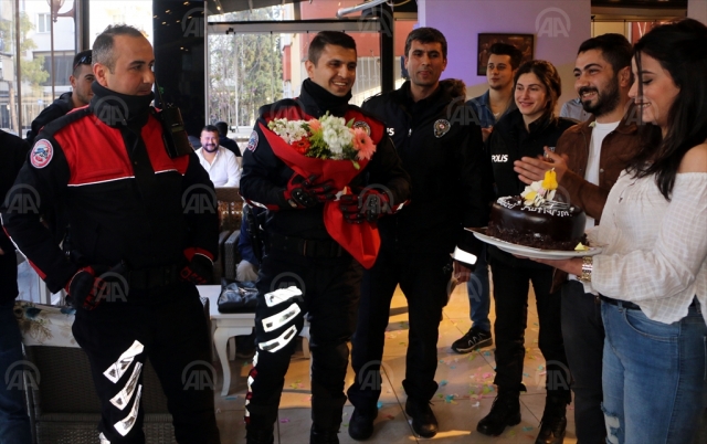 Kavga ihbarına giden polislere pastalı sürpriz
