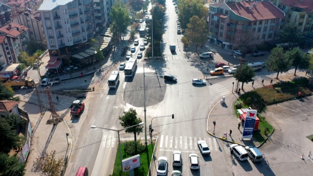 ​Kavşak iyileştirmeleriyle araç trafiği
hızlandı, yakıttan tasarruf sağlandı