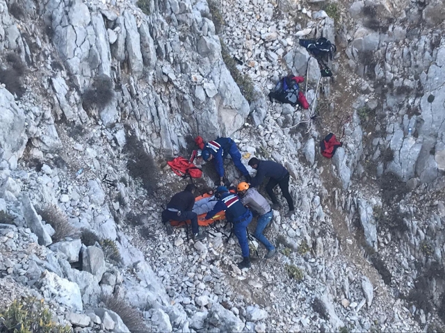  Kayalıklara düşen Fransız yamaç paraşütçüsüne nefes kesen kurtarma operasyonu 