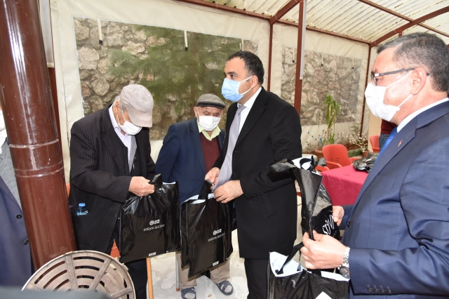 ​KAYMAKAM ÇELİK VE BAŞKAN VELİ GÖK’TEN
ULU ÇINARLARA ANLAMLI HEDİYE