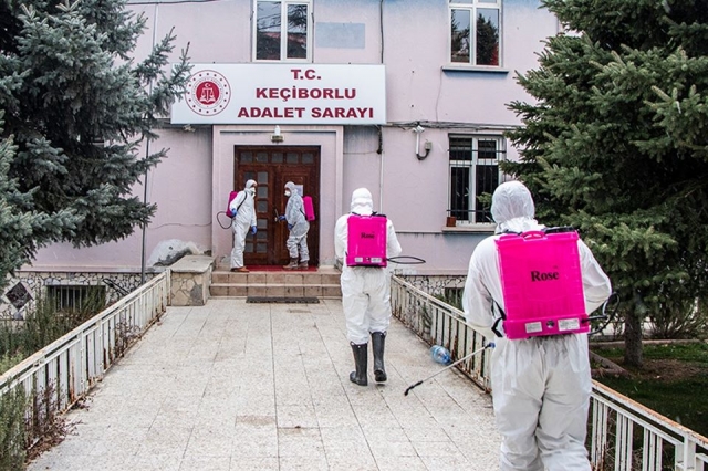 Keçiborlu'da sağlık bakanlığı onaylı çözeltiler ile dezenfekte...