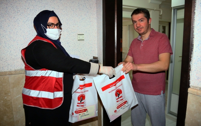 
Keçiören Belediyesi, 3 bin 900 kitabı hanelere ulaştırdı