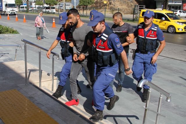 Kendilerini polis olarak tanıtıp 59 bin lira dolandıran şüpheliler tutuklandı 