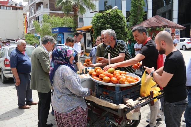 Kendini yakmak isteyen seyyar satıcıyı başkan sakinleştirdi