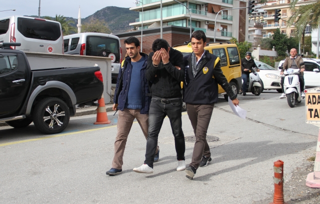 Kendisini 'emniyet müdürü’ diye tanıtıp dolandıracaktı 