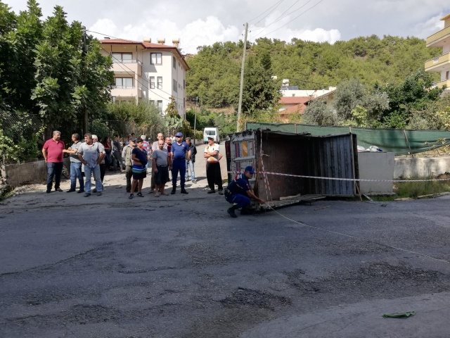 Kontrolden çıkan kamyon yayalara daldı: 3 yaralı  