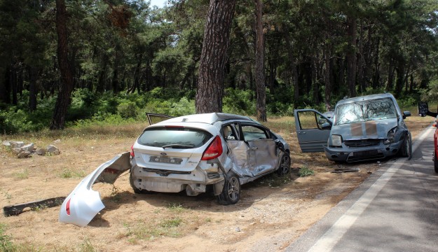Kontrolü kaybeden sürücü karşı şeritten gelen araca çarptı: 2 yaralı 